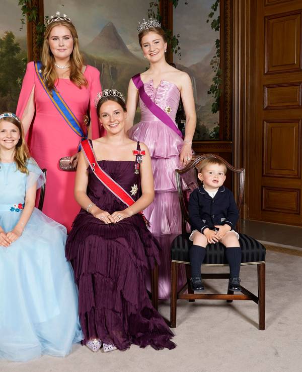 Prinzessin Estelle von Schweden (vorne l-r), Prinzessin Ingrid Alexandra von Norwegen und Prinz Charles von Luxemburg, Prinzessin Catharina-Amalia der Niederlande (hinten l) und Prinzessin Elisabeth von Belgien posieren im Schloss für ein Foto.