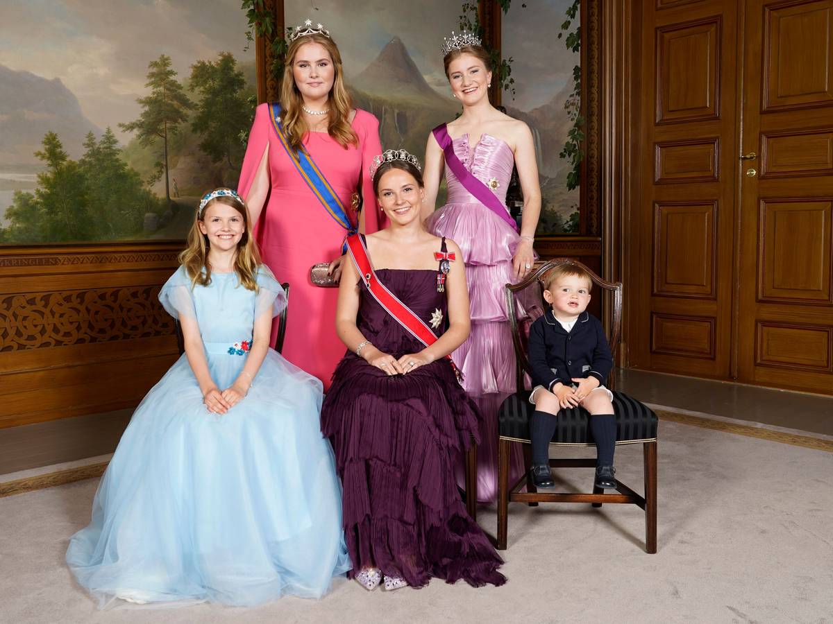 Prinzessin Estelle von Schweden (vorne l-r), Prinzessin Ingrid Alexandra von Norwegen und Prinz Charles von Luxemburg, Prinzessin Catharina-Amalia der Niederlande (hinten l) und Prinzessin Elisabeth von Belgien posieren im Schloss für ein Foto.