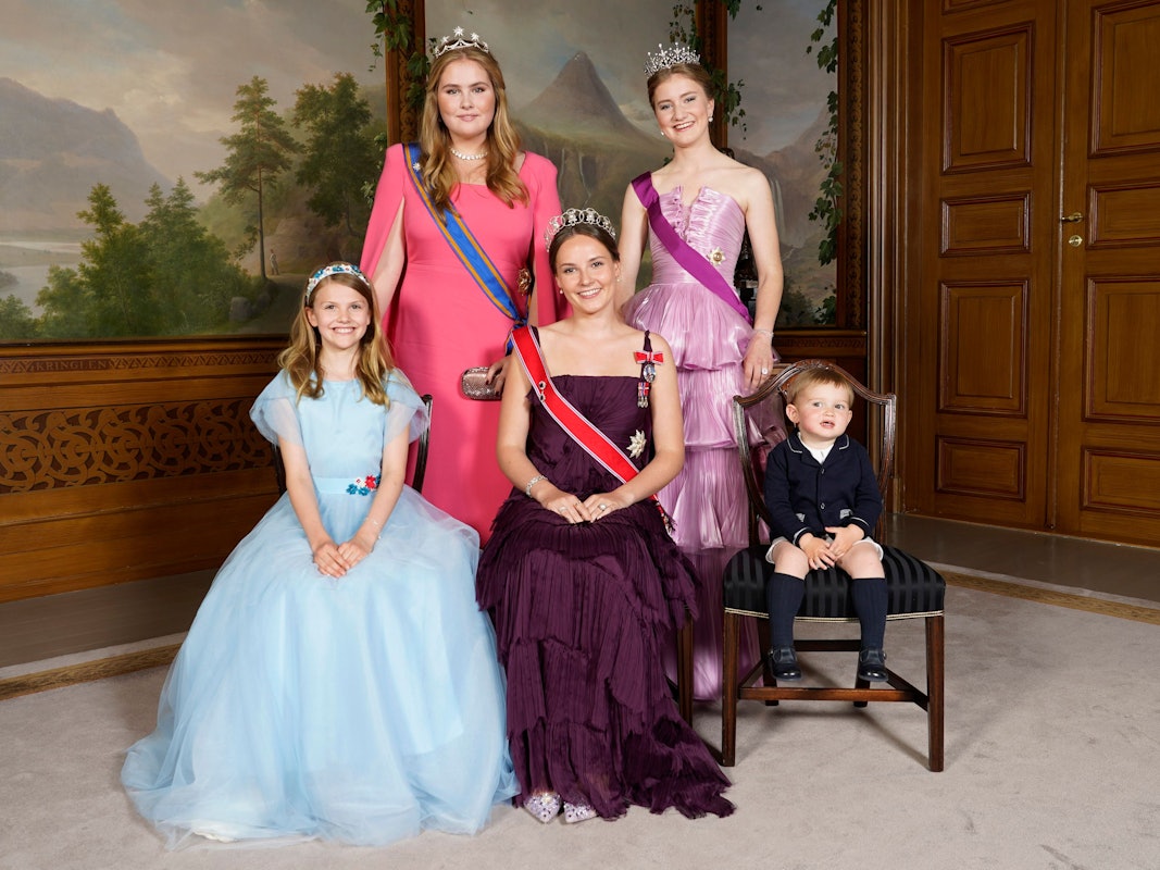 Prinzessin Estelle von Schweden (vorne l-r), Prinzessin Ingrid Alexandra von Norwegen und Prinz Charles von Luxemburg, Prinzessin Catharina-Amalia der Niederlande (hinten l) und Prinzessin Elisabeth von Belgien posieren im Schloss für ein Foto.
