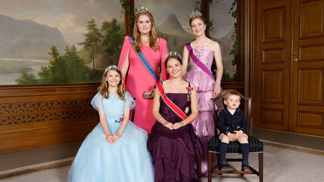 Prinzessin Estelle von Schweden (vorne l-r), Prinzessin Ingrid Alexandra von Norwegen und Prinz Charles von Luxemburg, Prinzessin Catharina-Amalia der Niederlande (hinten l) und Prinzessin Elisabeth von Belgien posieren im Schloss für ein Foto.