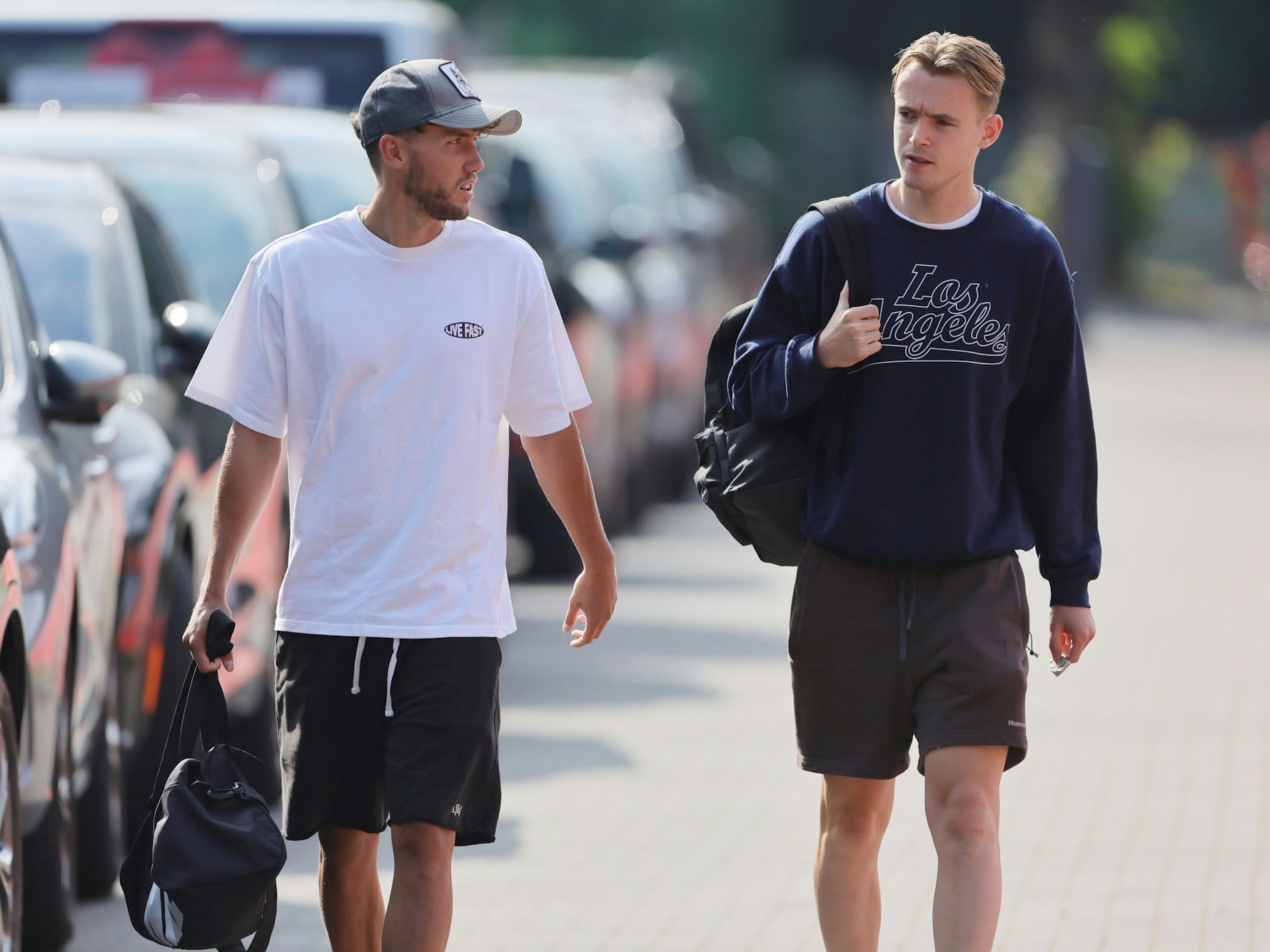 Luca Waldschmidt (li.) und Jacob Christensen (re.) gehen nebeneinander.