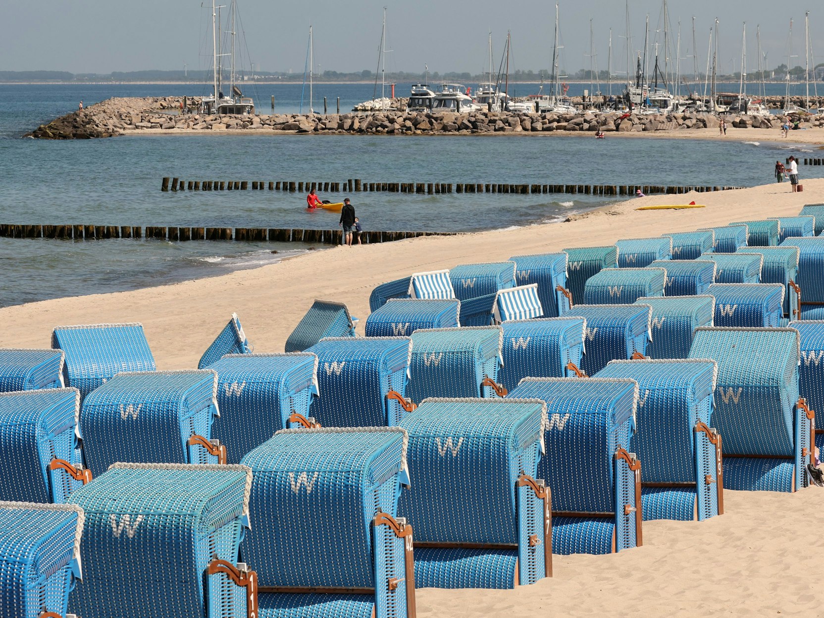 Strandkörbe stehen am Strand der Ostseeküste, hier im Mai 2023 in Kühlungsborn.
