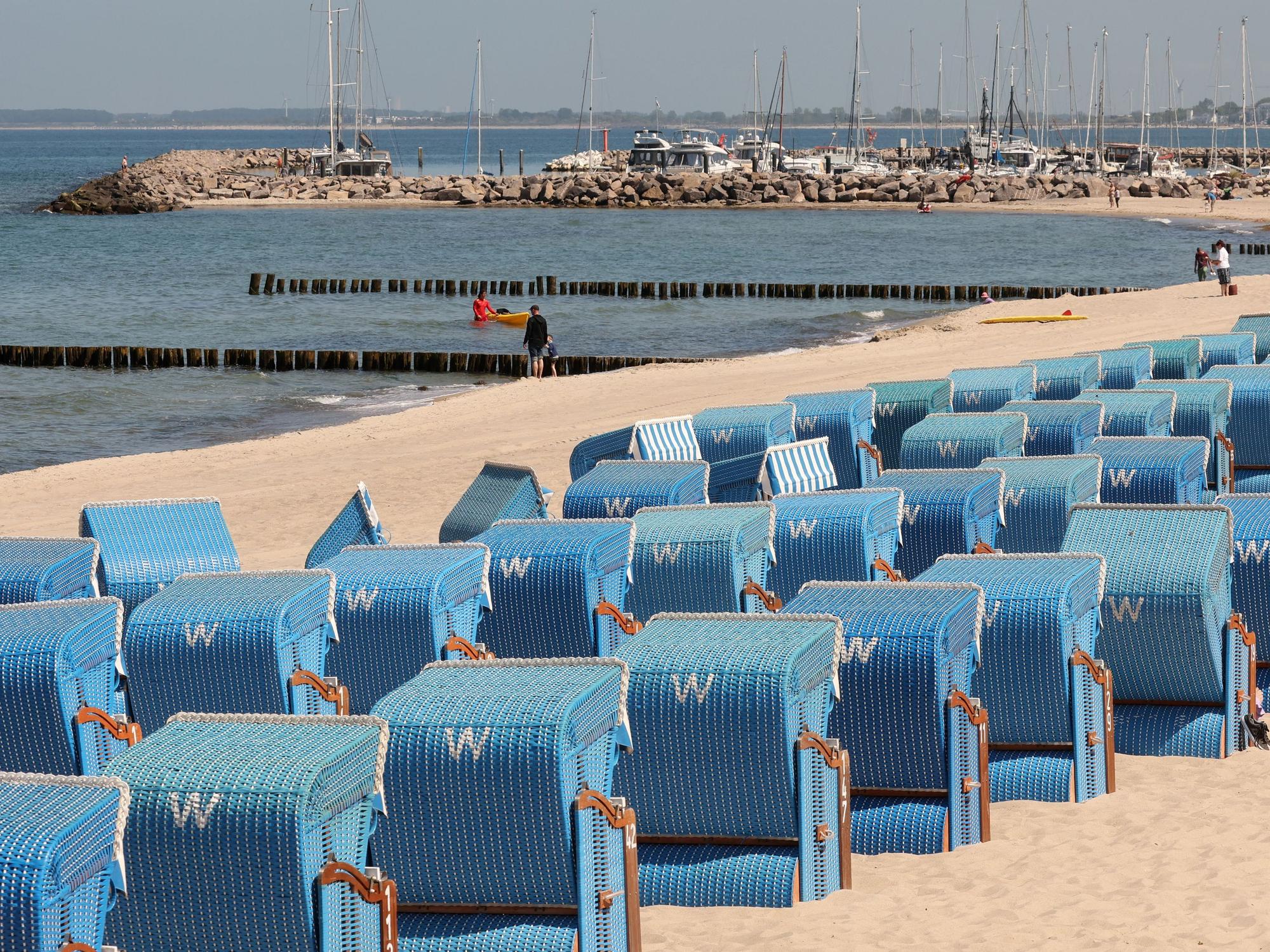 Strandkörbe stehen am Strand der Ostseeküste, hier im Mai 2023 in Kühlungsborn.