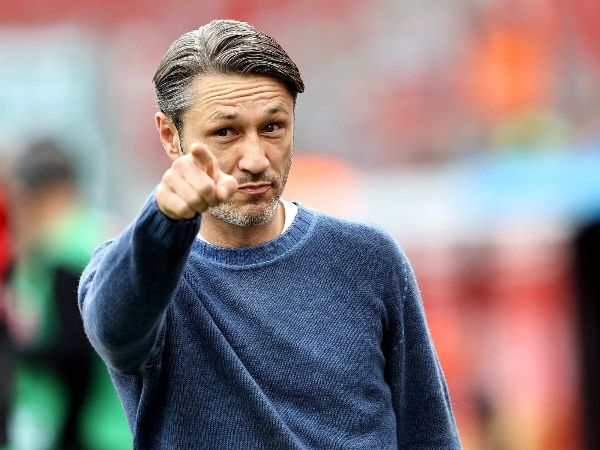Niko Kovac zeigt die Richtung an.