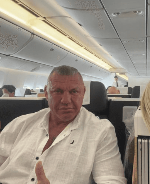 Caro und Andreas Robens sitzen im Flugzeug.
