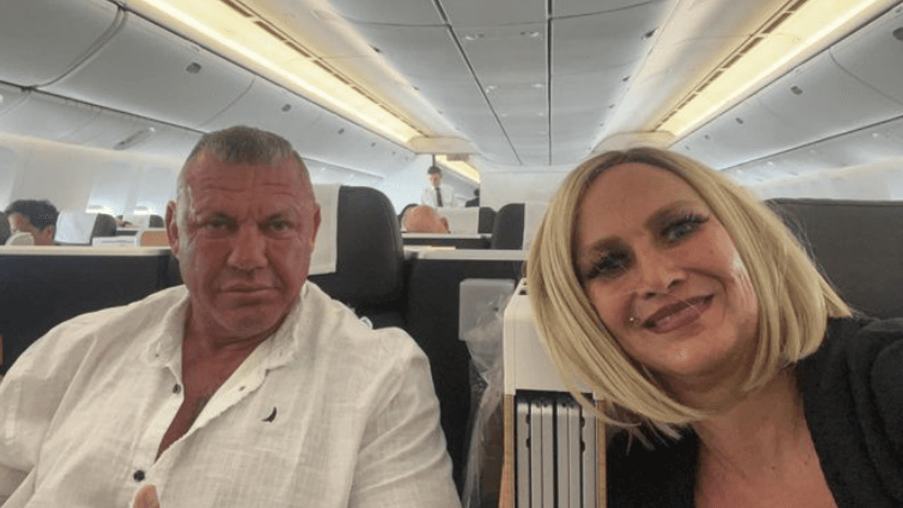Caro und Andreas Robens sitzen im Flugzeug.