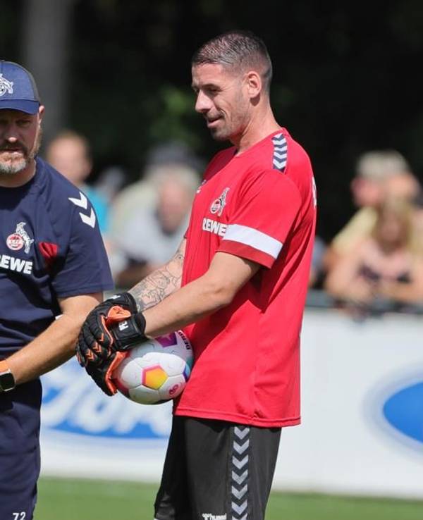 Philipp Pentke (r.) steht im FC-Training neben Steffen Baumgart (l.).