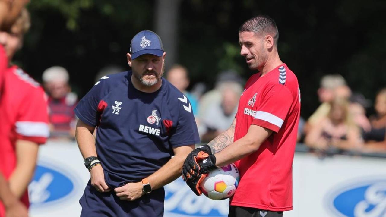 Philipp Pentke (r.) steht im FC-Training neben Steffen Baumgart (l.).