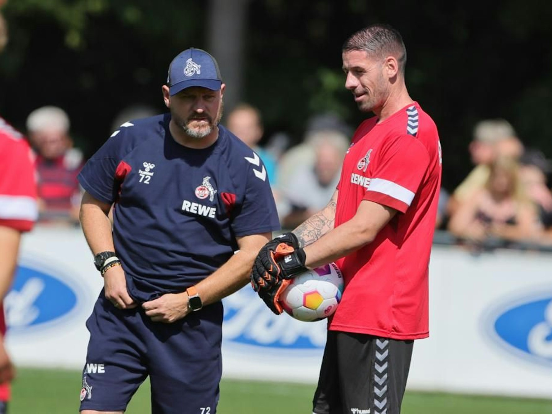 Philipp Pentke (r.) steht im FC-Training neben Steffen Baumgart (l.).