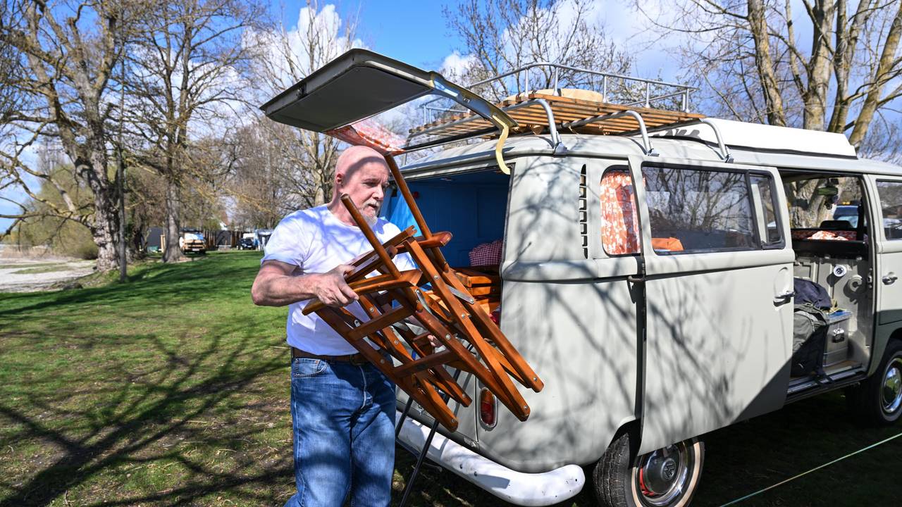 Camper Uwe aus Freiburg holt am 10. April 2022 einen Campingstuhl aus seinem VW-Bulli (T2), den er unmittelbar am Ufer des Bodensees geparkt hat.