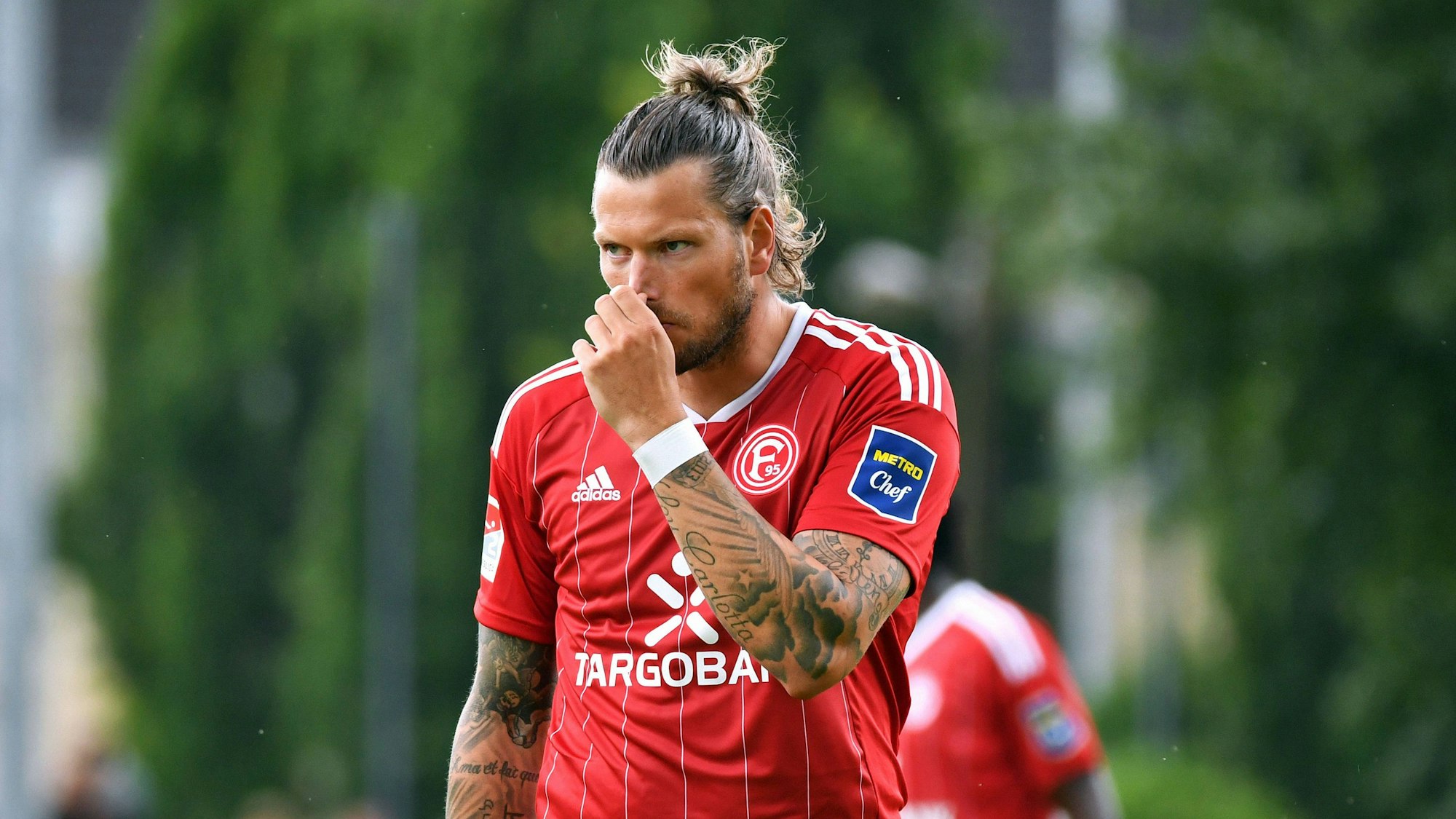 Daniel Ginczek fasst sich während des Testspiels bei TuRU Düseldorf an die Nase.