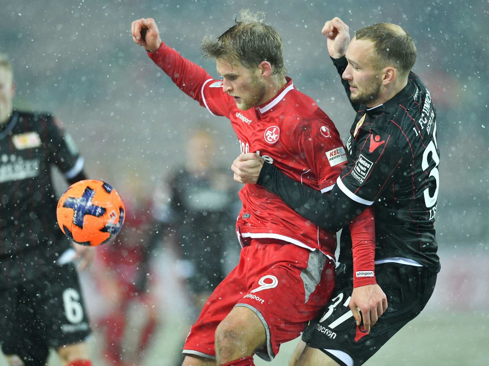 Sebastian Andersson schirmt den Ball vor Toni Leistner ab.