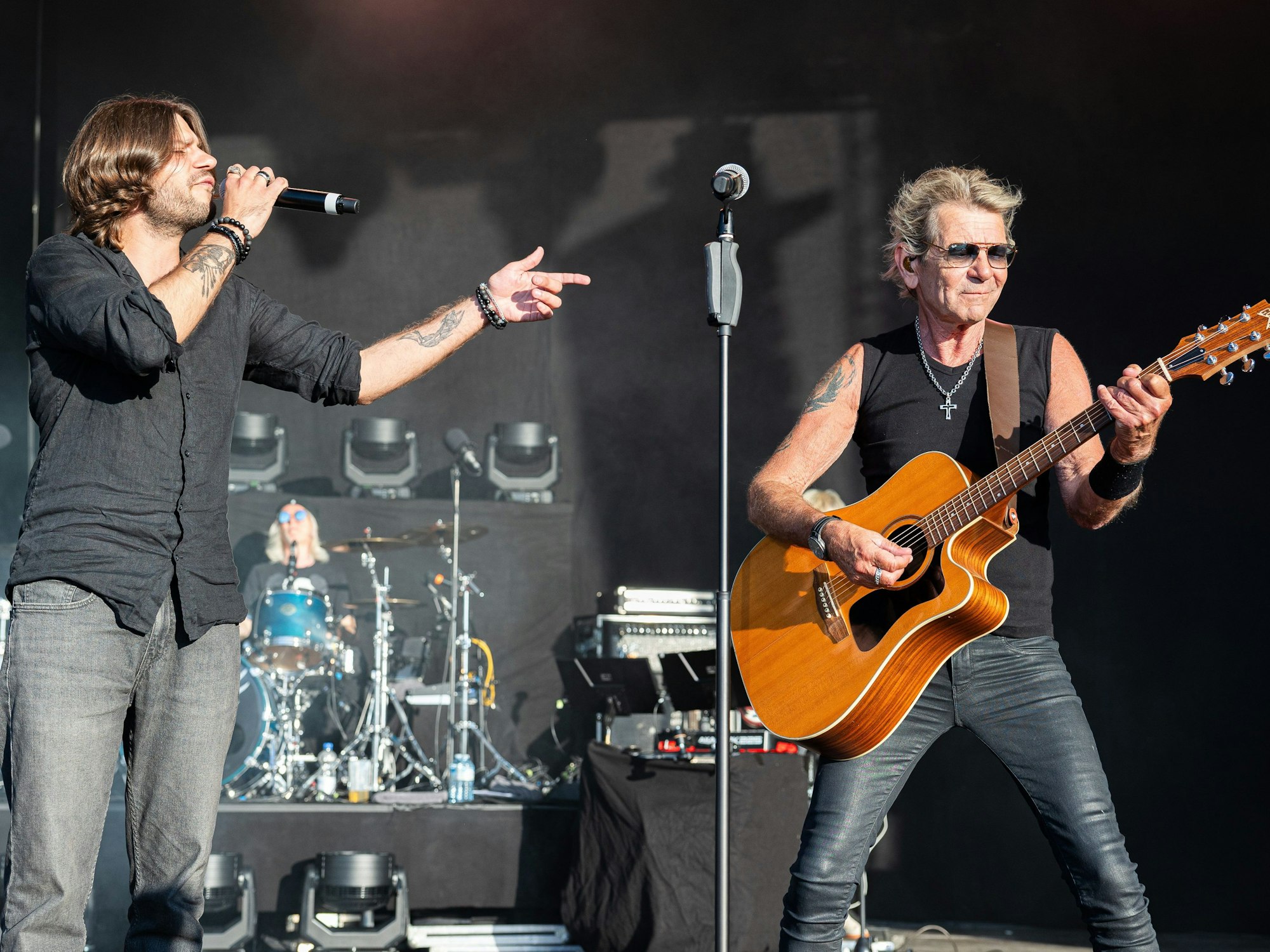 Matthias Reim (rechts) zusammen mit seinem Sohn Julian Reim auf der Bühne