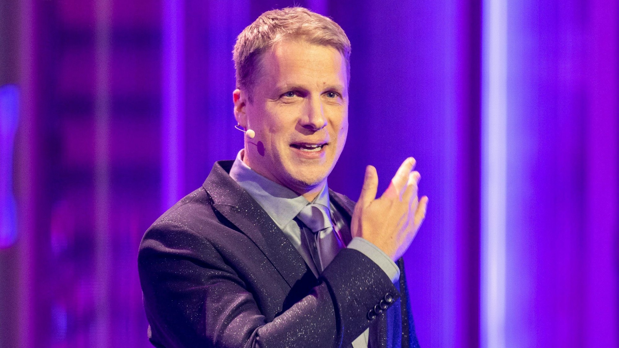 Oliver Pocher steht auf der Bühne.