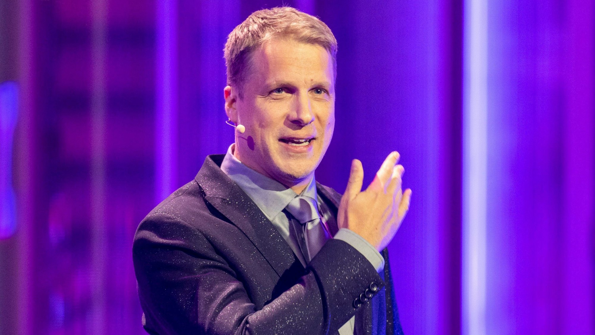Oliver Pocher steht auf der Bühne.