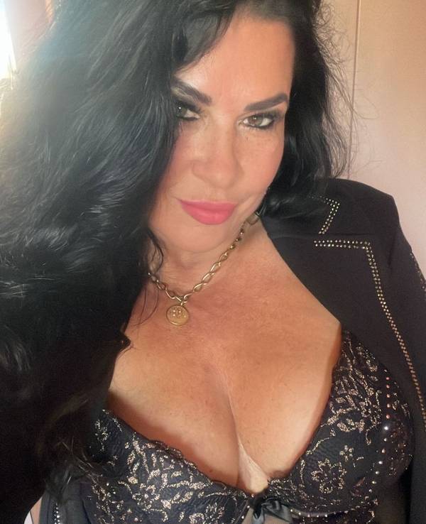 Iris Klein posiert für ein Foto.