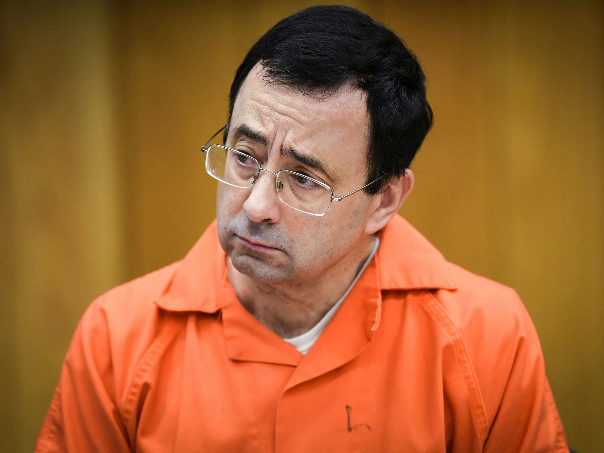 Der Angeklagte Larry Nassar sitzt im Gerichtssaal.