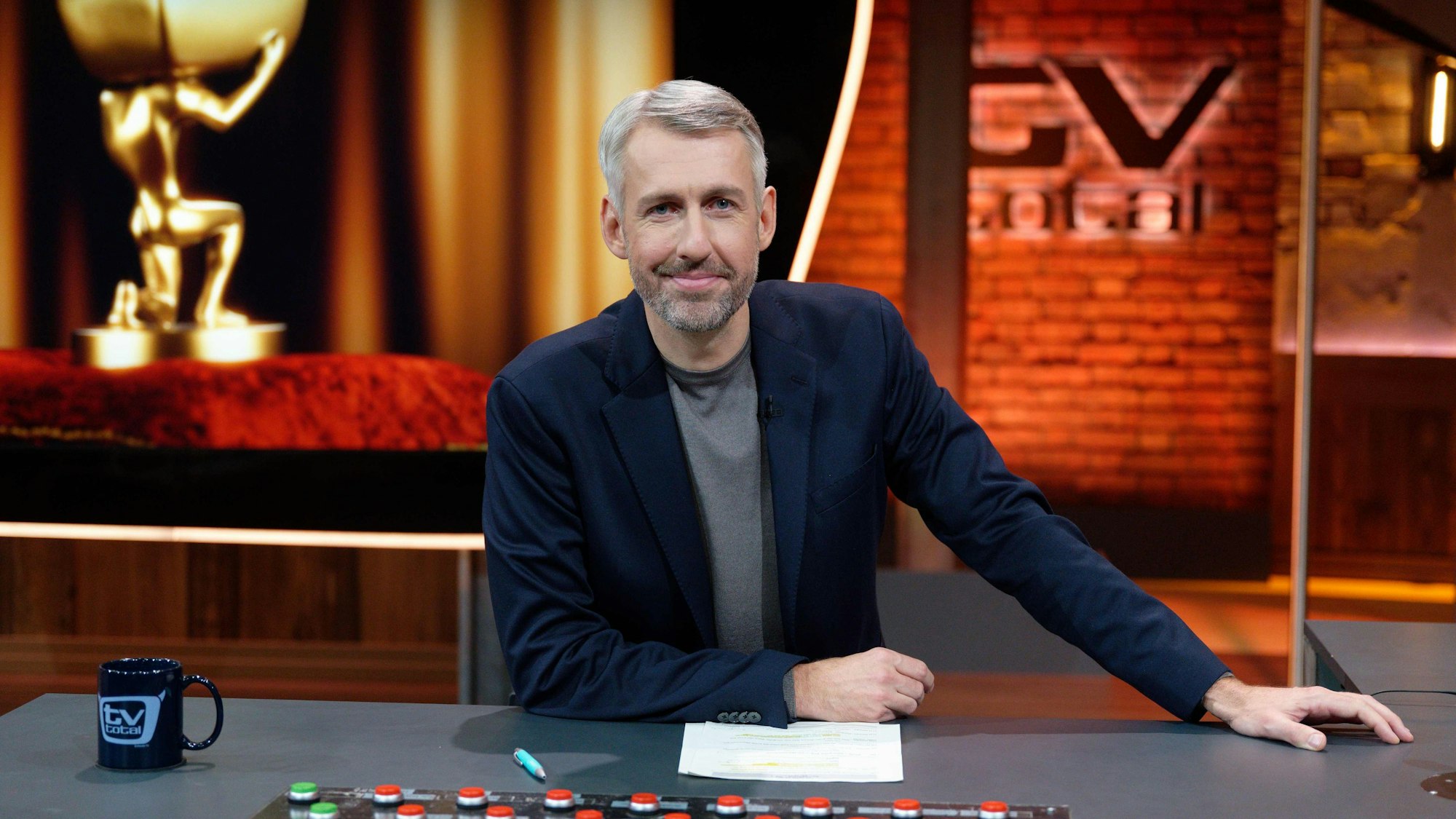 Der Entertainer Sebastian Pufpaff sitzt nach der Aufzeichnung der ProSieben-Comedyshow „TV total“ im Studio.