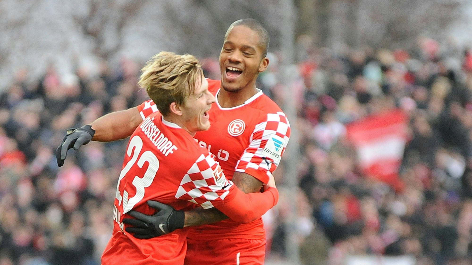 Charlison Benschop und Ben Halloran jubeln nach einem Treffer.