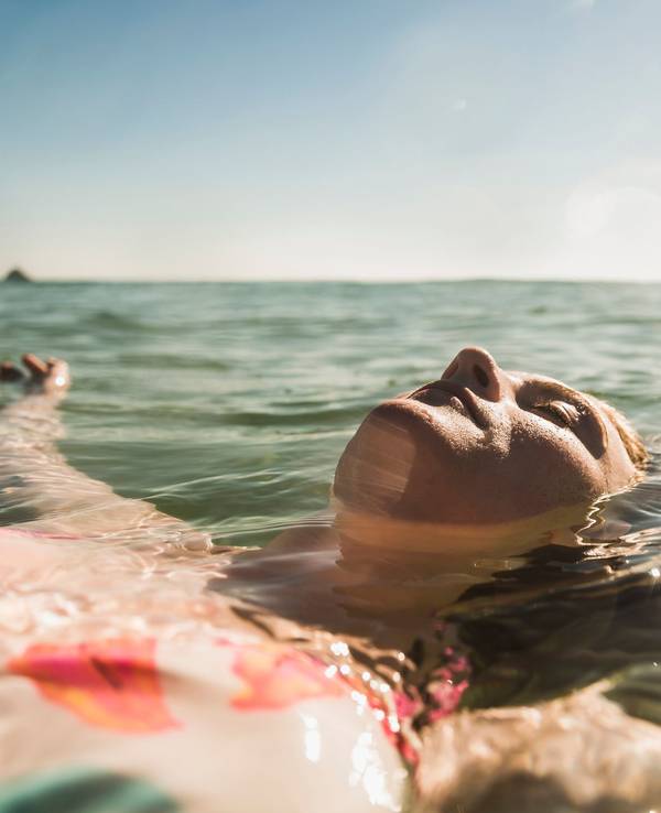 Eine Frau schwimmt im Wasser