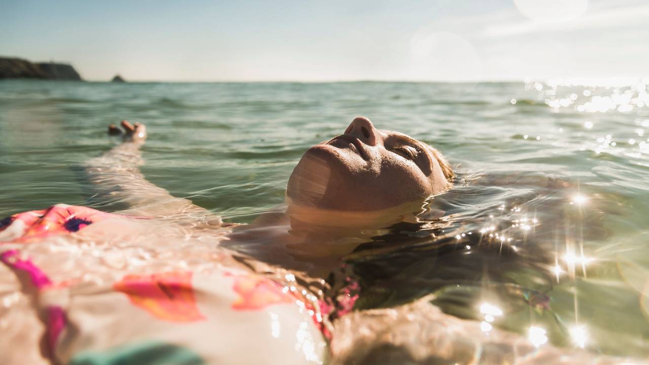 Eine Frau schwimmt im Wasser