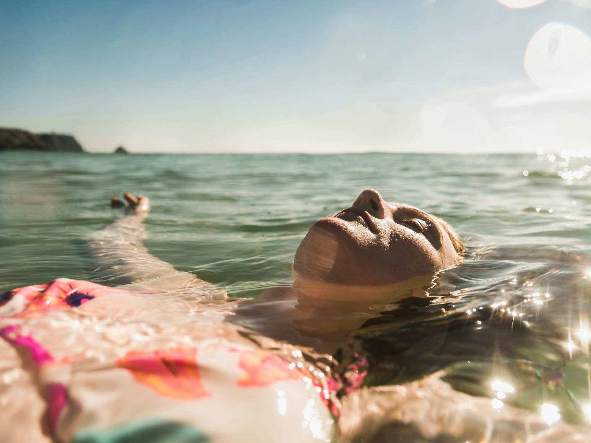 Eine Frau schwimmt im Wasser