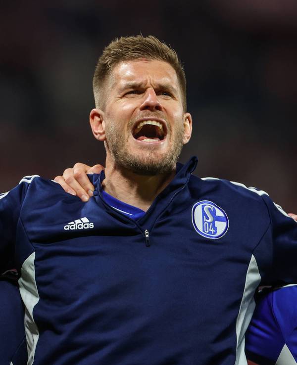 Simon Terodde und Danny Latza stehen Arm in Arm.