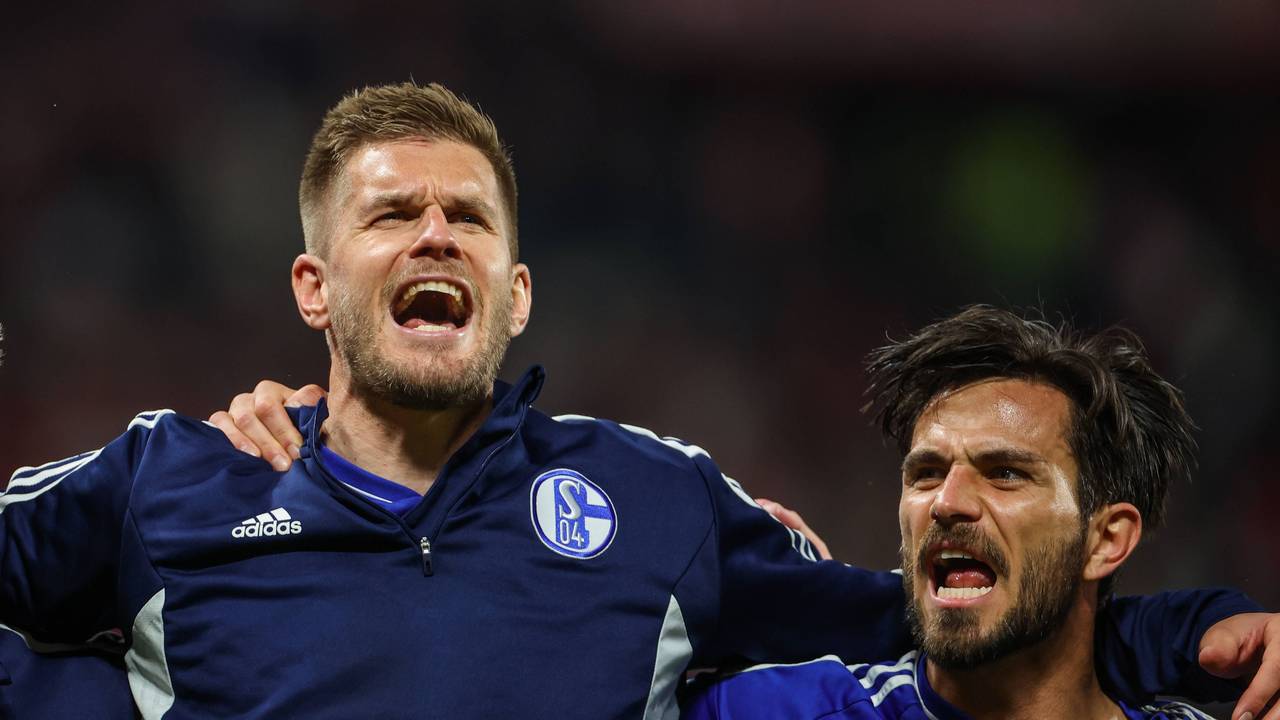 Simon Terodde und Danny Latza stehen Arm in Arm.