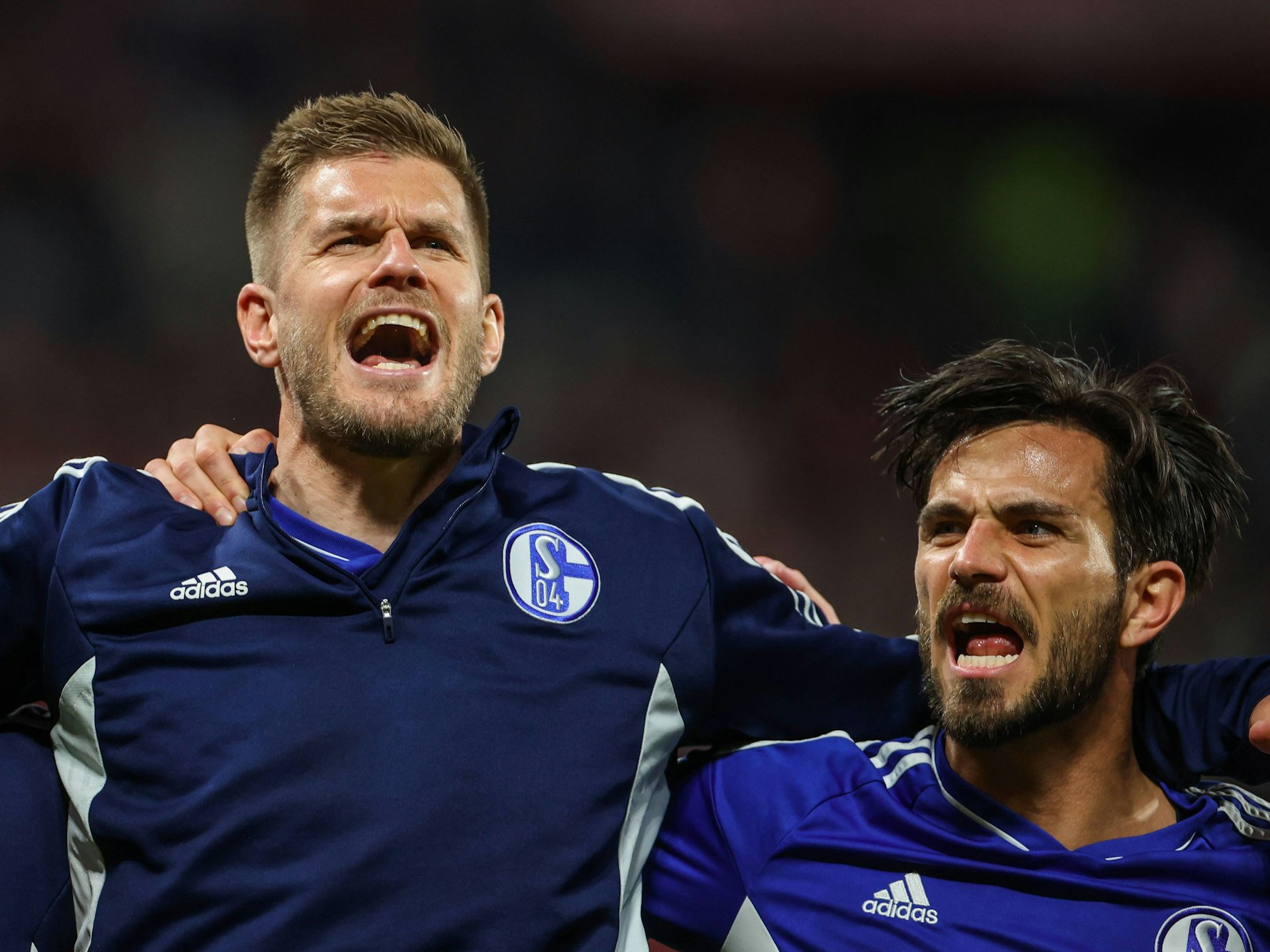 Simon Terodde und Danny Latza stehen Arm in Arm.