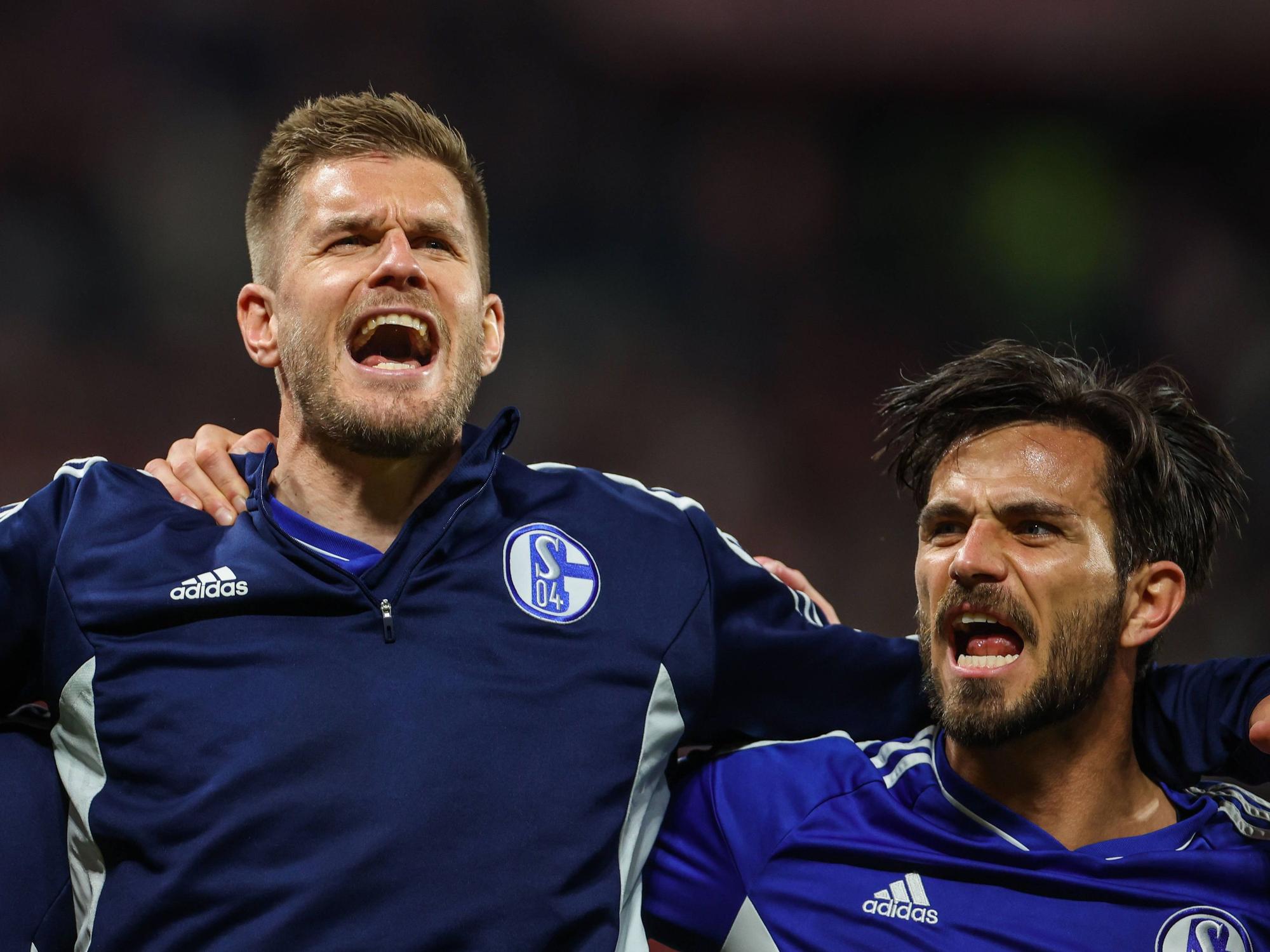 Simon Terodde und Danny Latza stehen Arm in Arm.