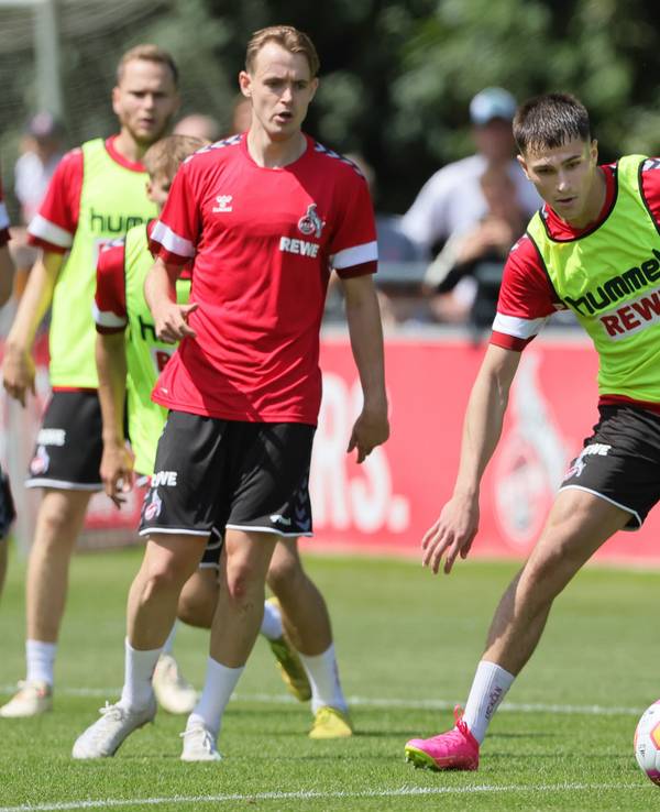 Luca Waldschmidt (re.) mag den Ball.