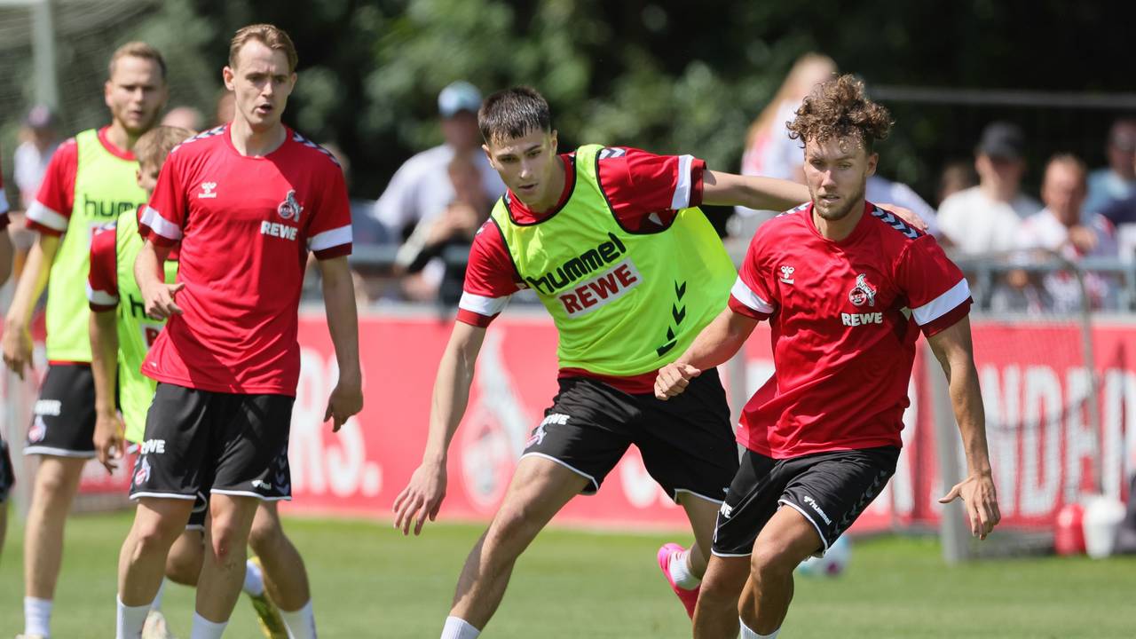 Luca Waldschmidt (re.) mag den Ball.