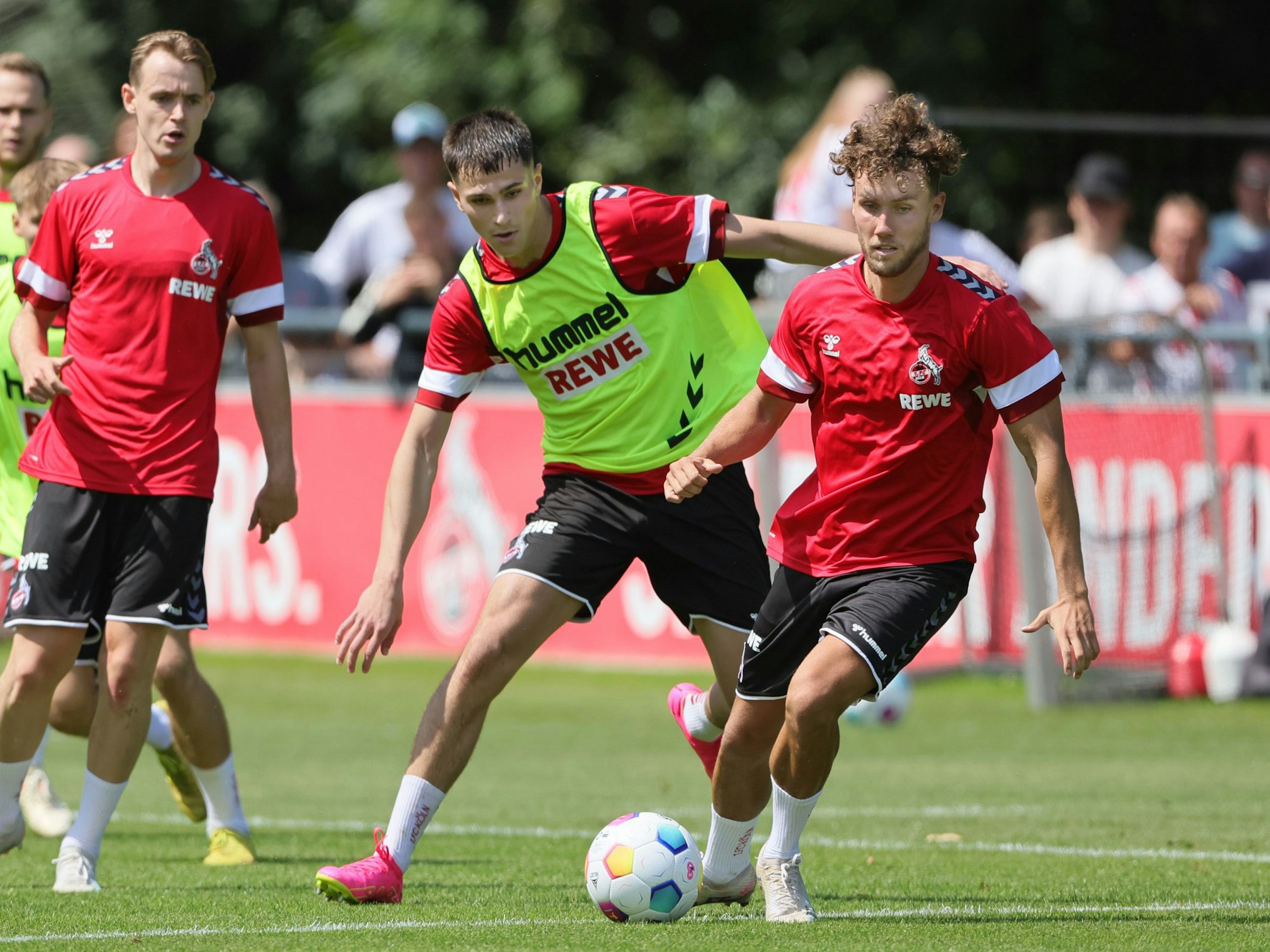 Luca Waldschmidt (re.) mag den Ball.