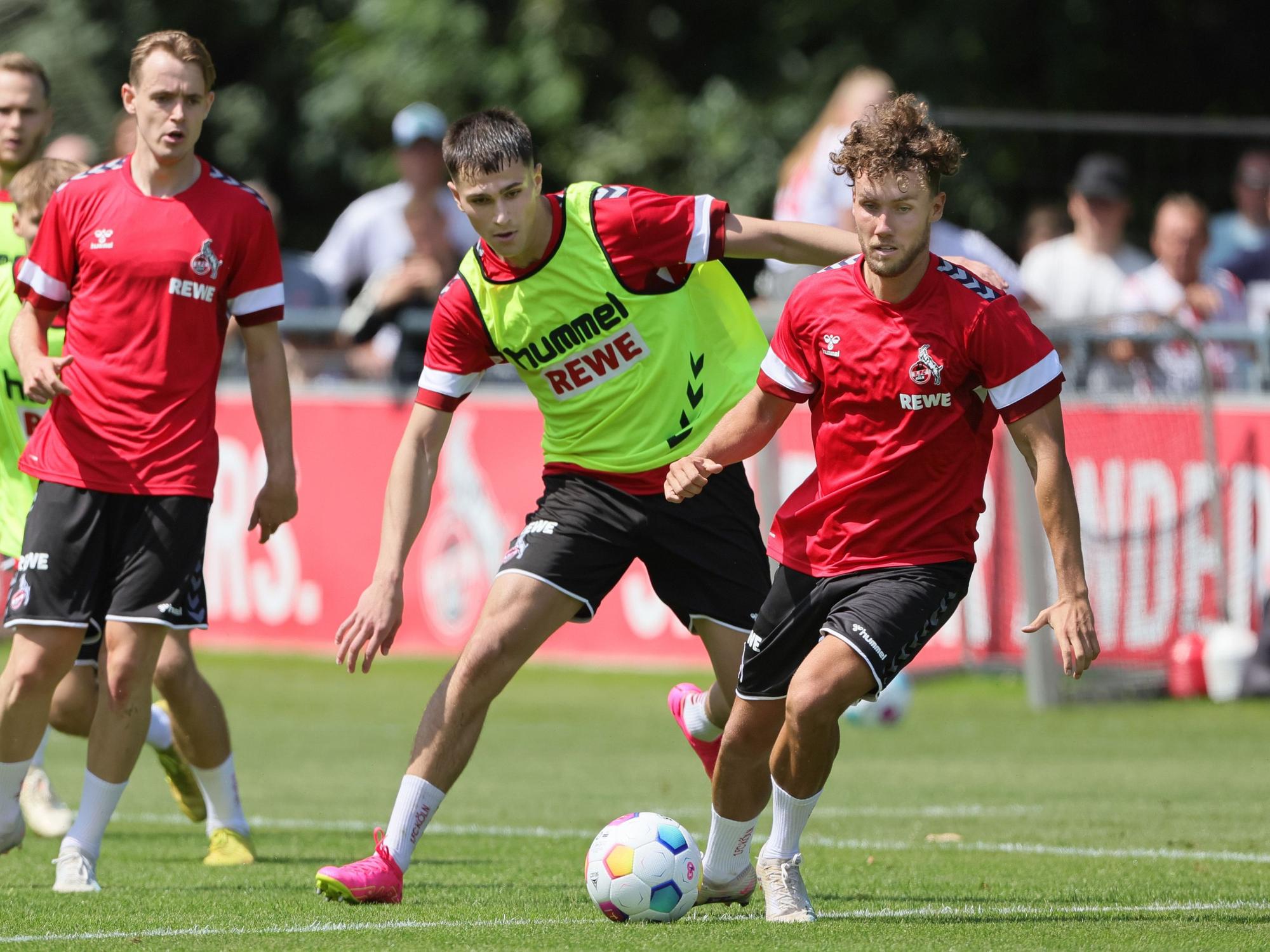 Luca Waldschmidt (re.) mag den Ball.