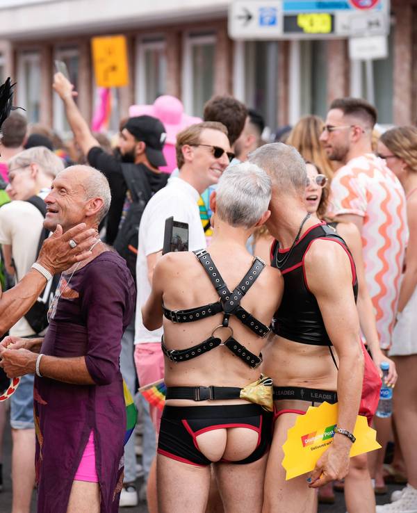 Menschen feiern in der Kölner Innenstadt den Christopher Street Day
