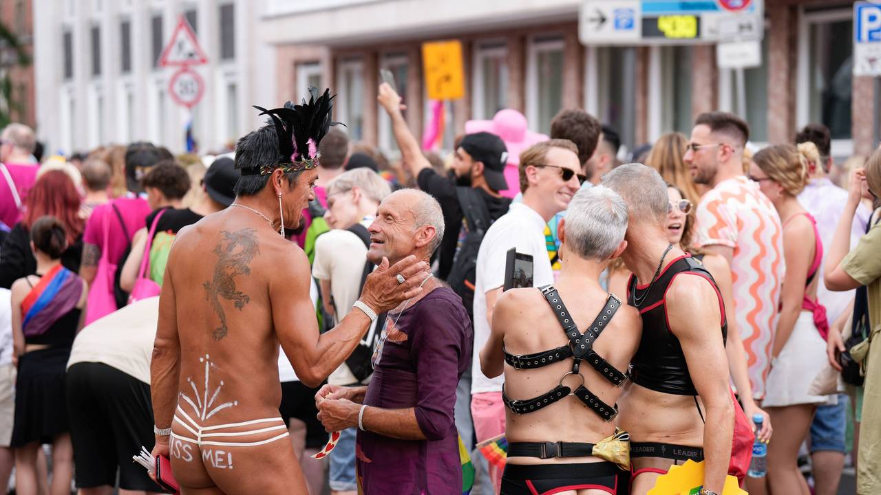 Menschen feiern in der Kölner Innenstadt den Christopher Street Day