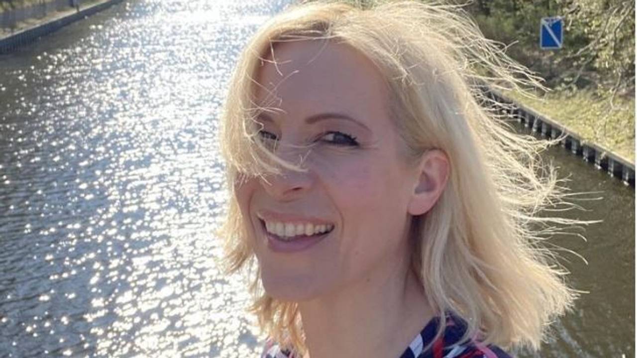 Das Selfie zeigt Nachrichtensprecherin Ina Dietz vom Sat.1-Frühstücksfernsehen. Ina Dietz hat das Selfie am 24. April 2020 bei Instagram veröffentlicht.