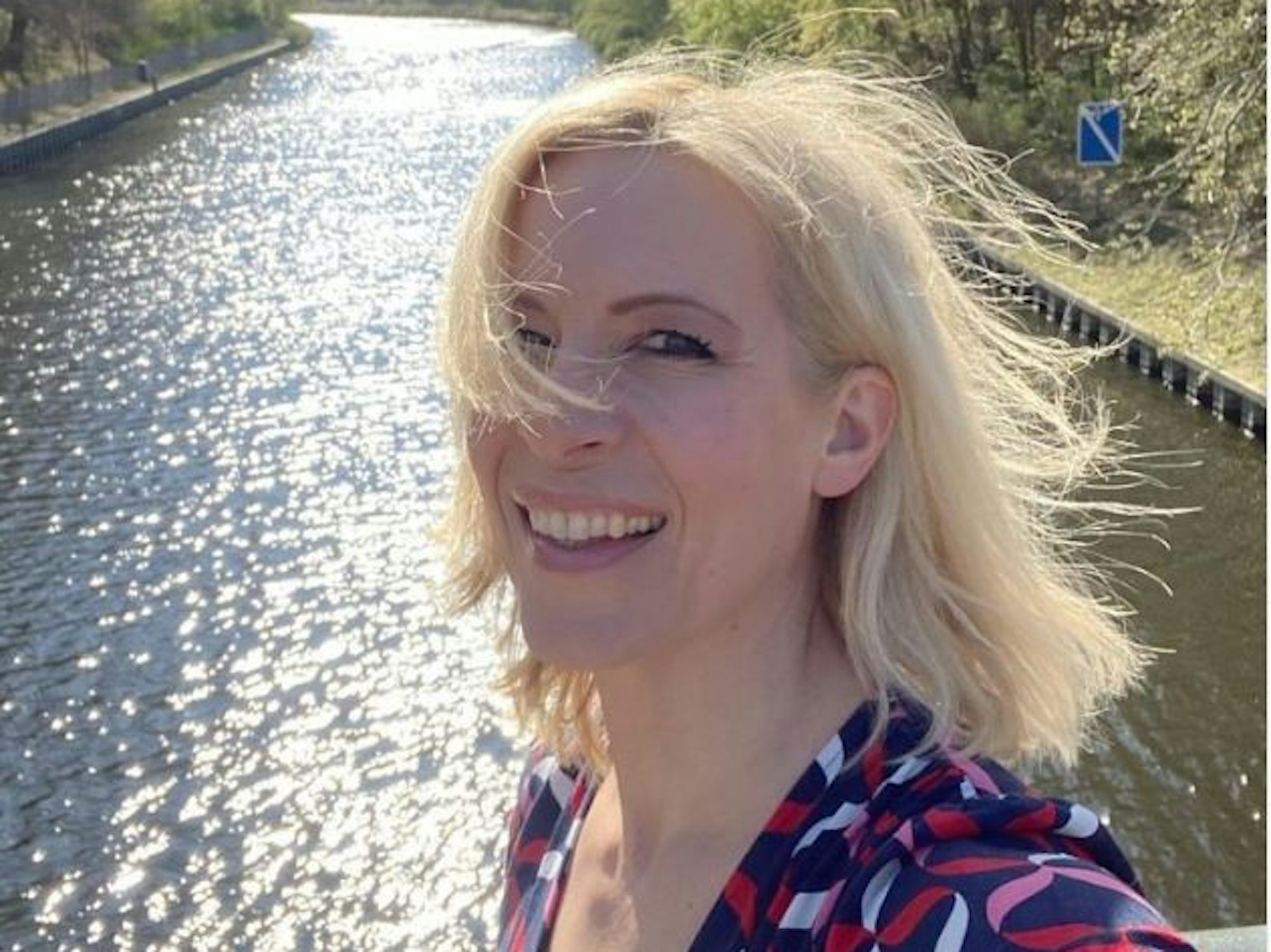 Das Selfie zeigt Nachrichtensprecherin Ina Dietz vom Sat.1-Frühstücksfernsehen. Ina Dietz hat das Selfie am 24. April 2020 bei Instagram veröffentlicht.