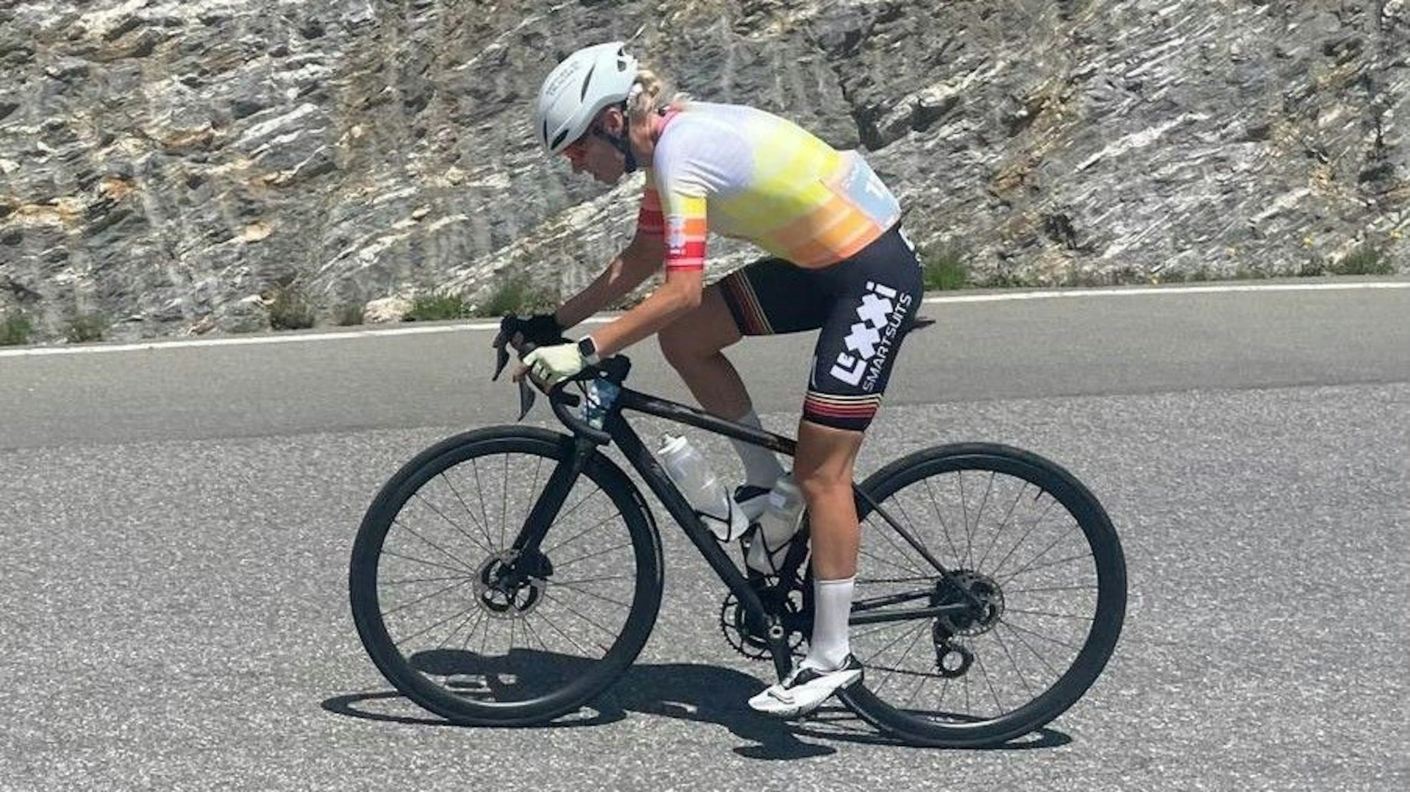 Janine Meyer aus Köln auf dem Weg zum Sieg beim Ötztaler Radmarathon