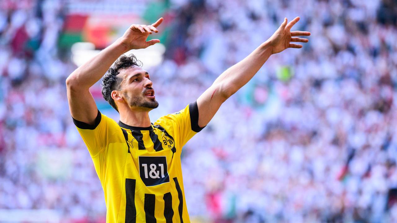 Dortmunds Mats Hummels jubelt nach dem Spiel, reißt die Arme in die Luft.