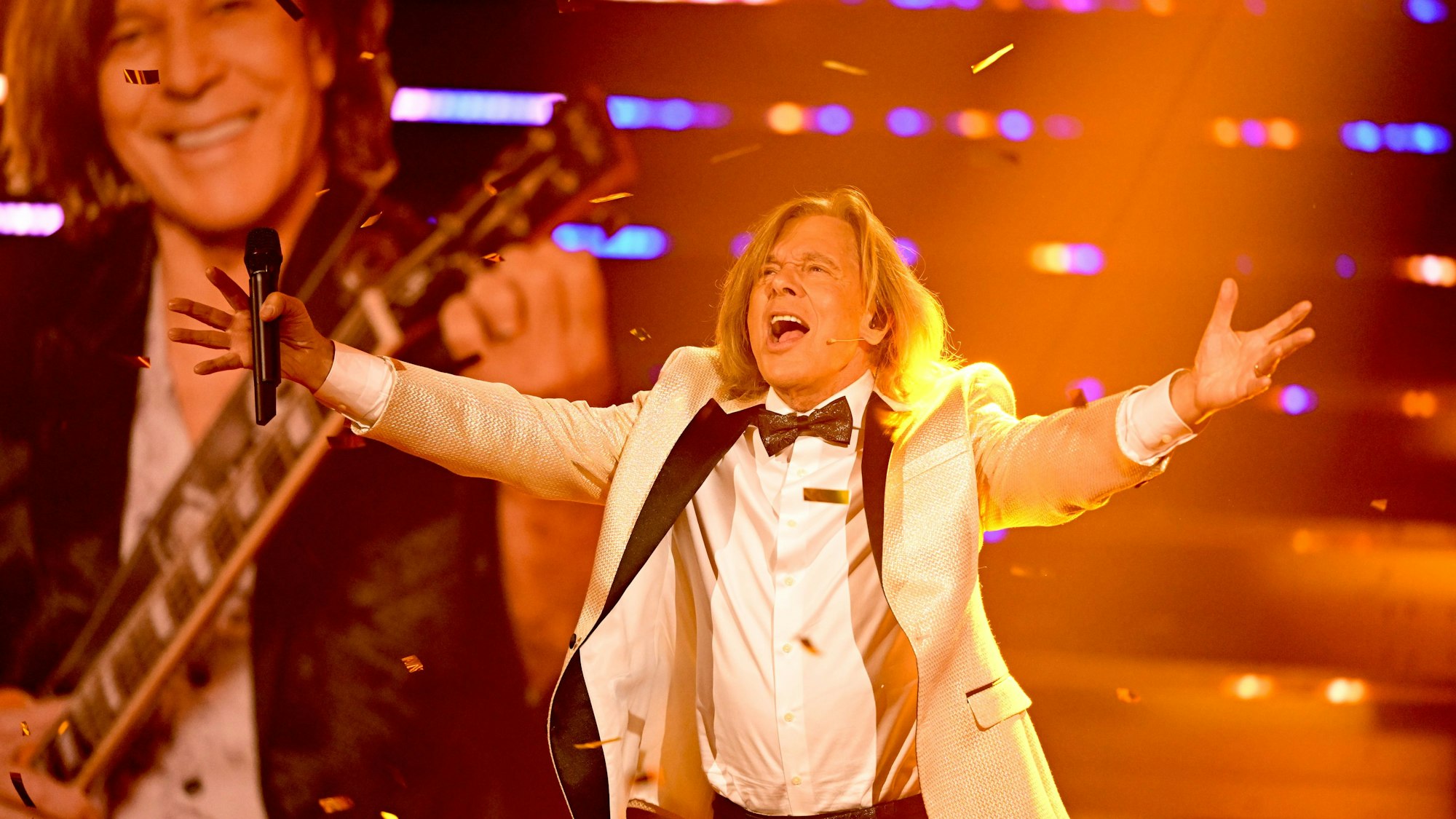 Der deutsche Schlagersänger Jürgen Drews steht während der Fernsehshow „Der große Schlagerabschied“ auf der Bühne.