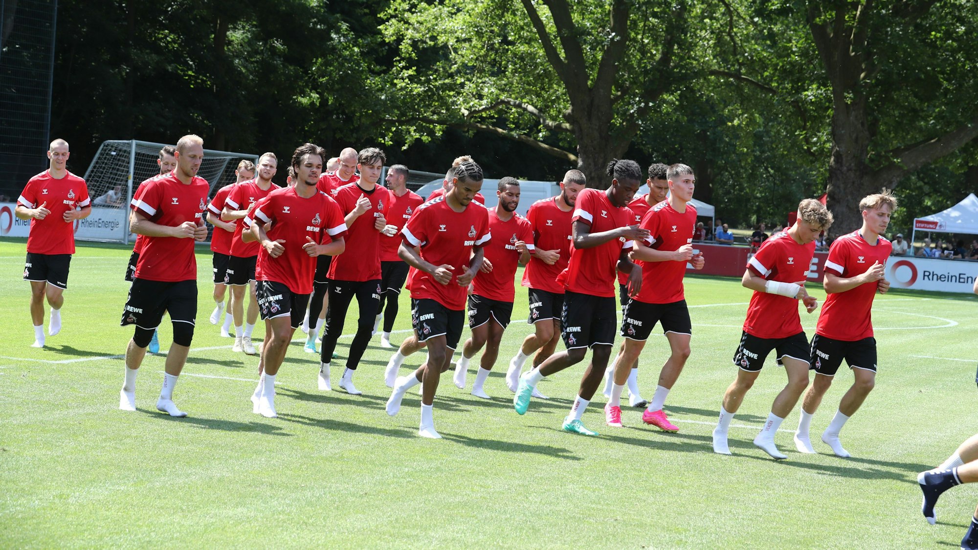 Die FC-Profis laufen sich warm.