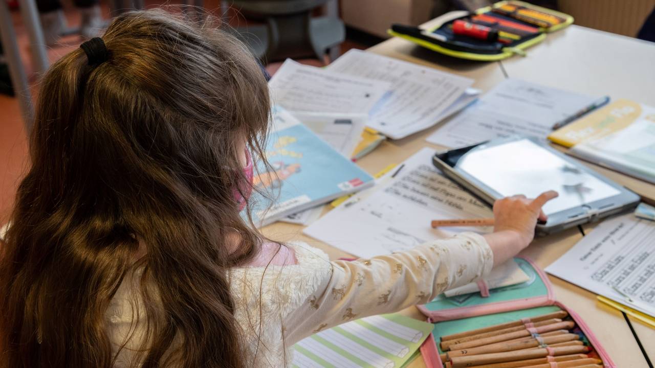 Ein Grundschulkind im Klassenraum beim Lernen