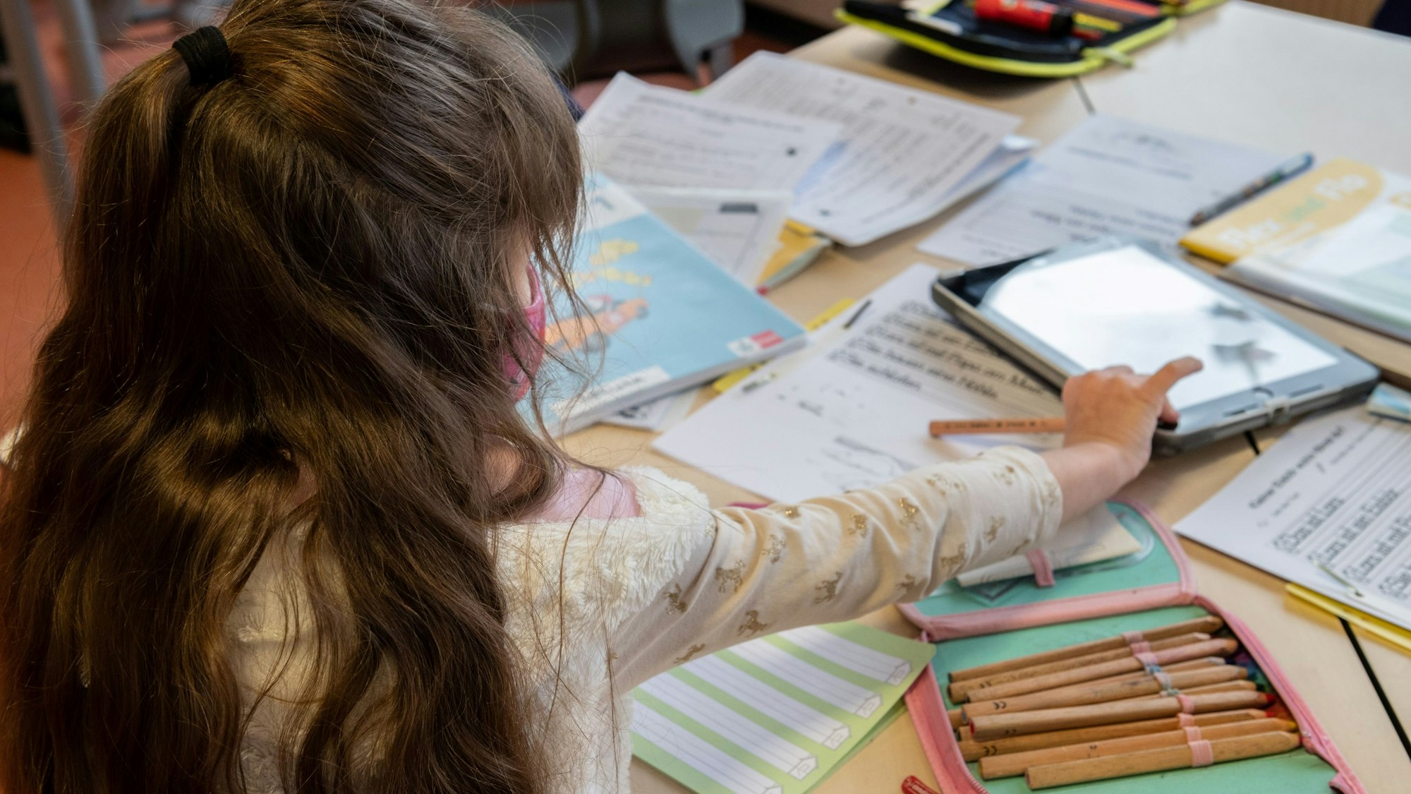 Ein Grundschulkind im Klassenraum beim Lernen