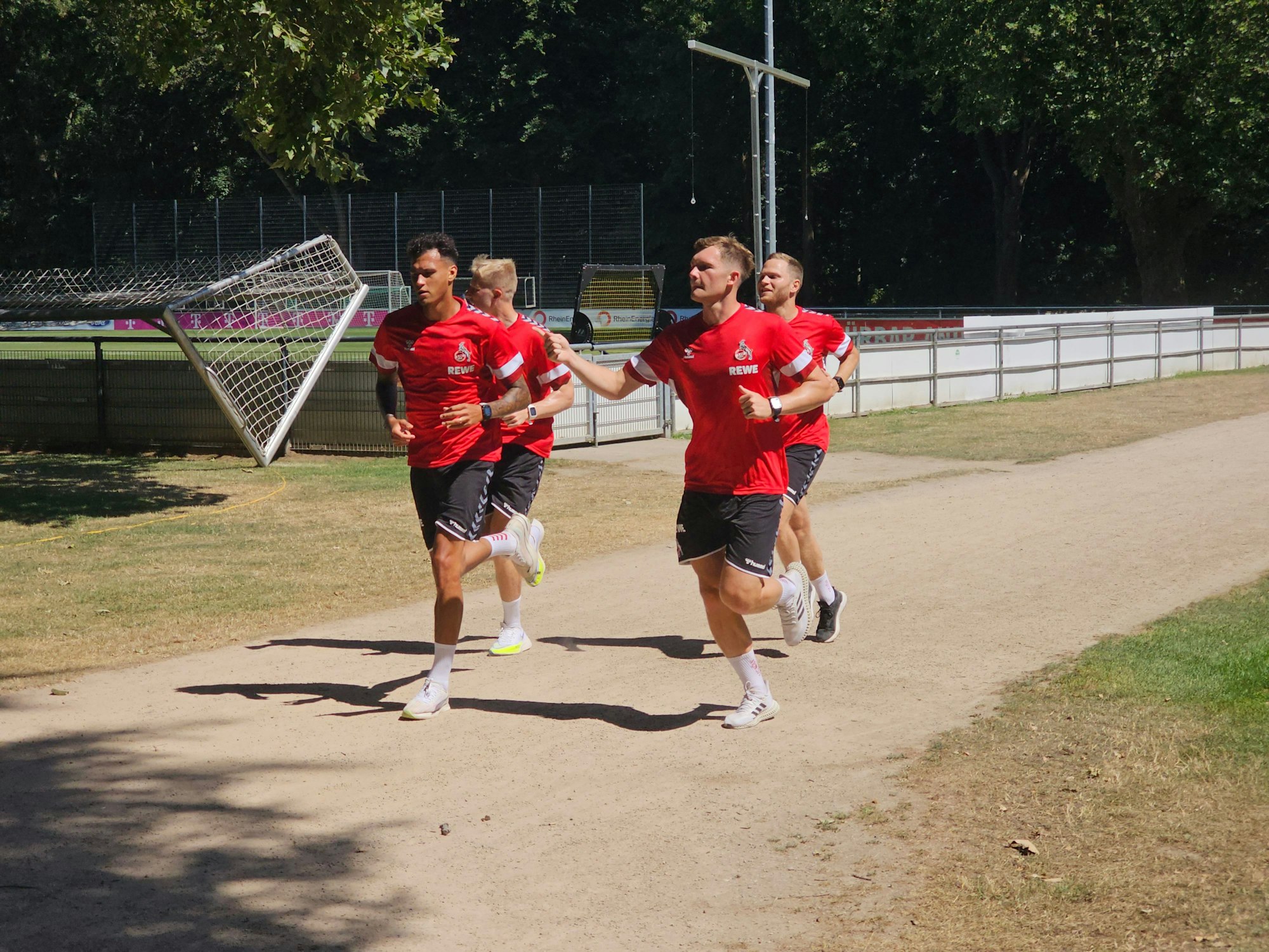 Die FC-Profis machen eine Lauf-Einheit