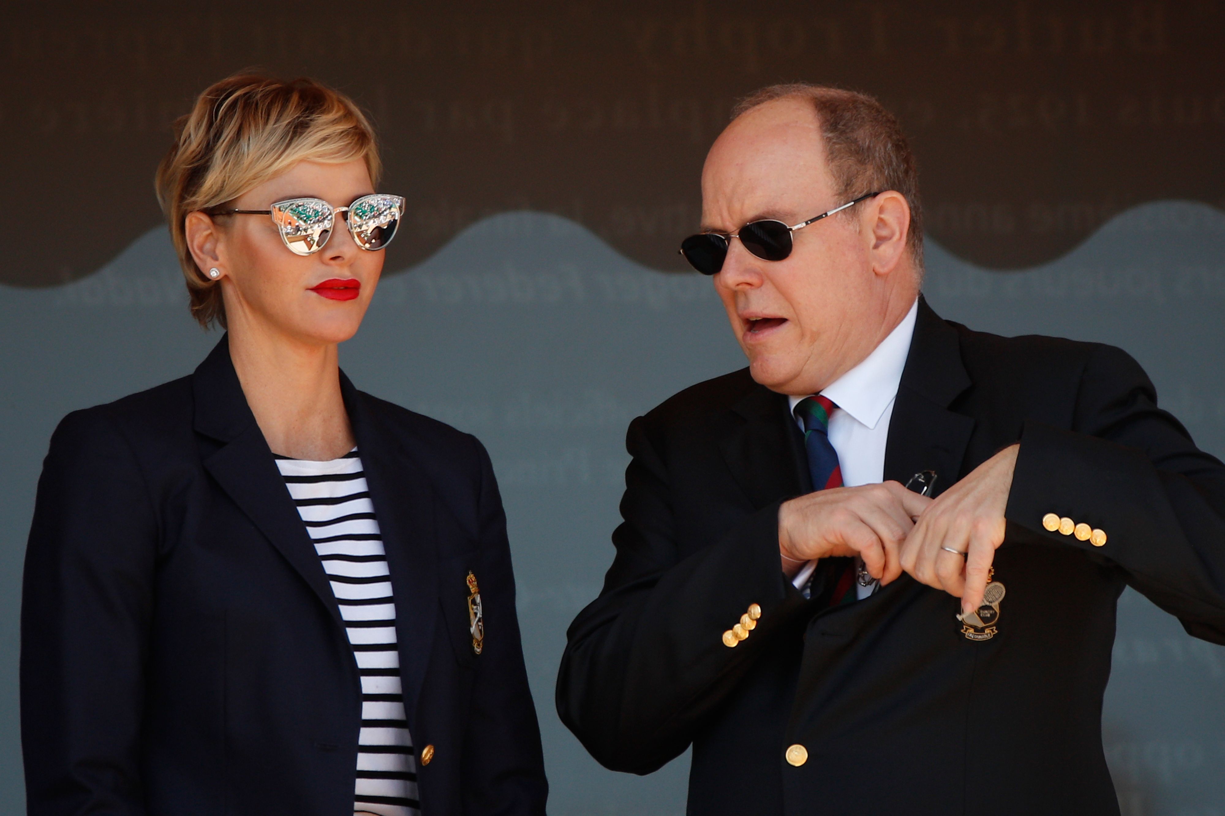 Fürst Albert von Monaco und seine Frau Fürstin Charlene warten auf den Beginn des Spiels.