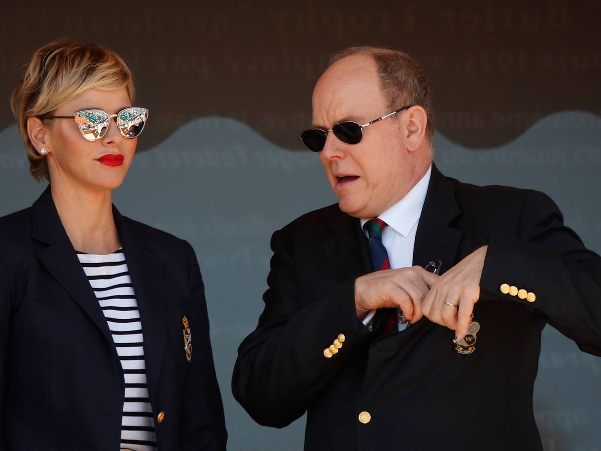 Fürst Albert von Monaco und seine Frau Fürstin Charlene warten auf den Beginn des Spiels.