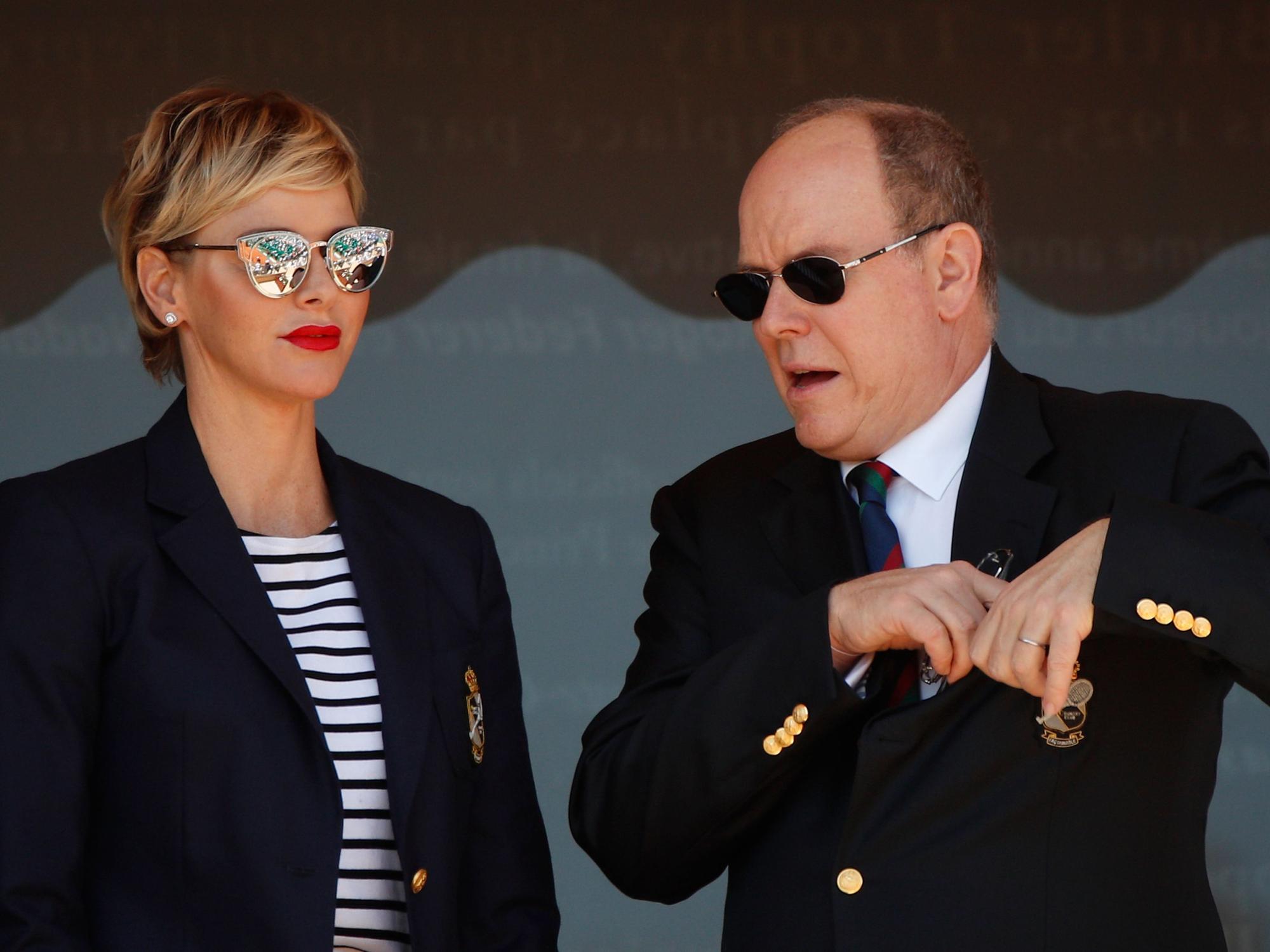 Fürst Albert von Monaco und seine Frau Fürstin Charlene warten auf den Beginn des Spiels.
