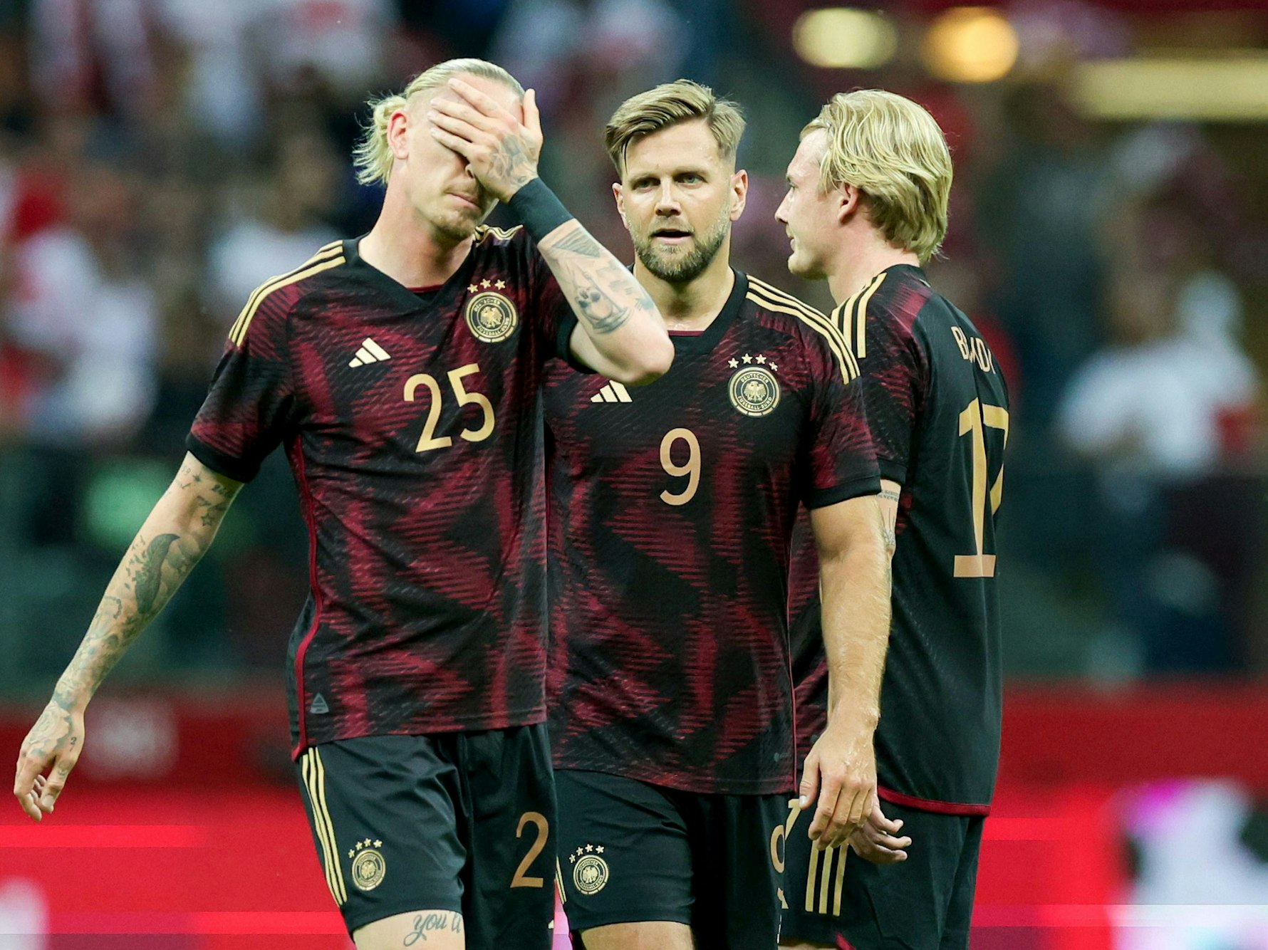 Marius Wolf, Niclas Füllkrug und Julian Brandt reagieren nach dem Spiel.