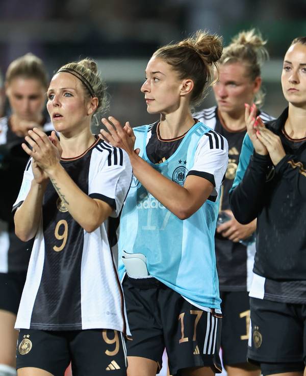 Die DFB-Frauen applaudieren den Fans nach dem Länderspiel gegen Sambia.